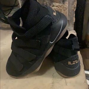 Nike Zoom basketball shoes size 5 boys